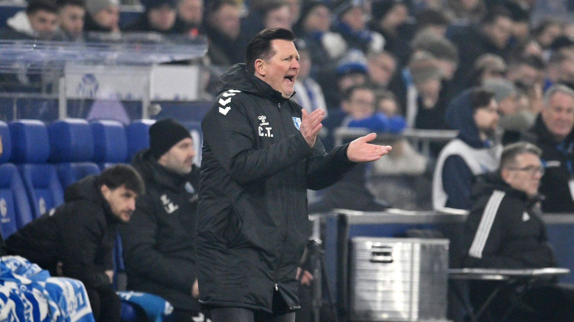 Christian Titz klatscht beim Spiel des 1. FC Magdeburg auf Schalke in die Hände.