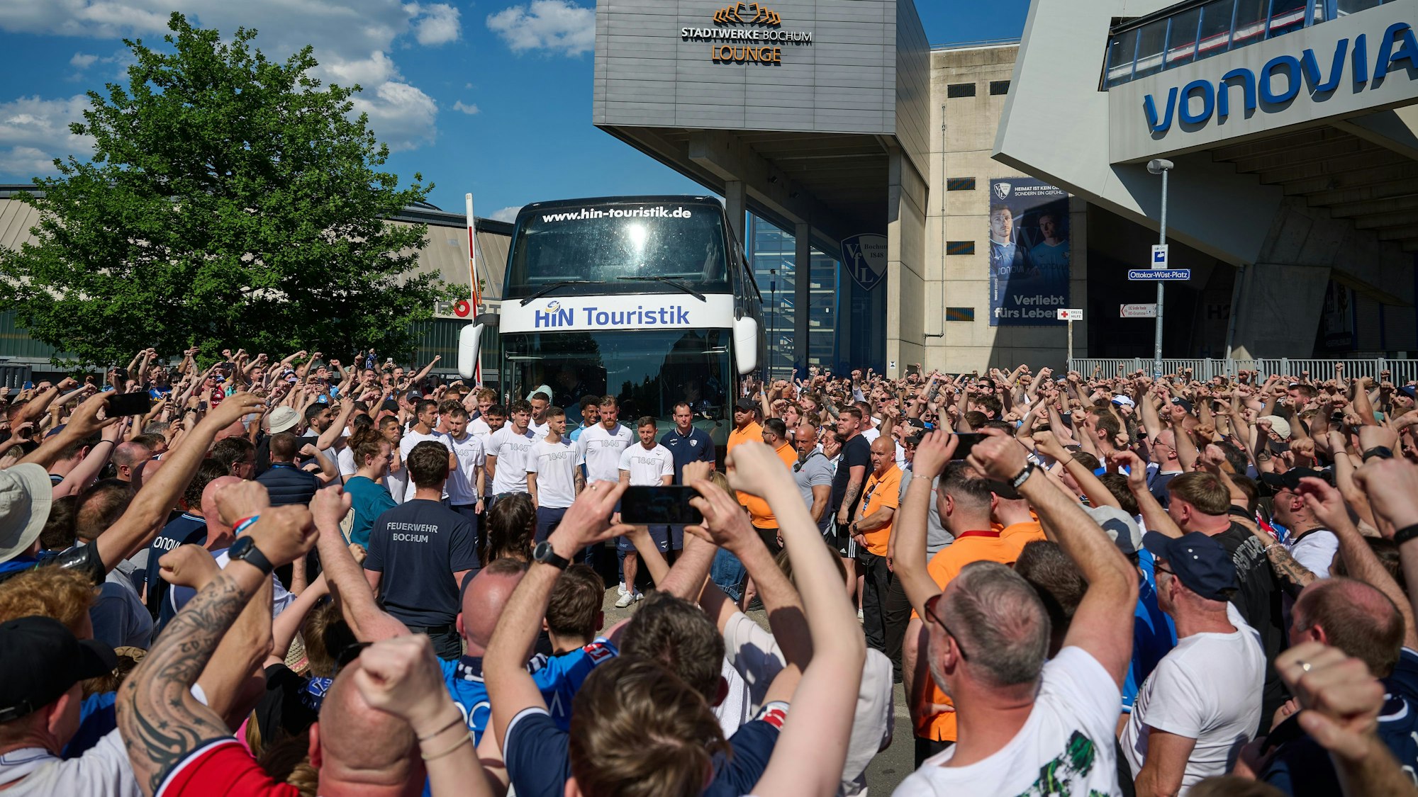 Bochums Spieler stehen vor dem Teambus, nachdem sie durch ein Spalier von Fans gefahren waren.