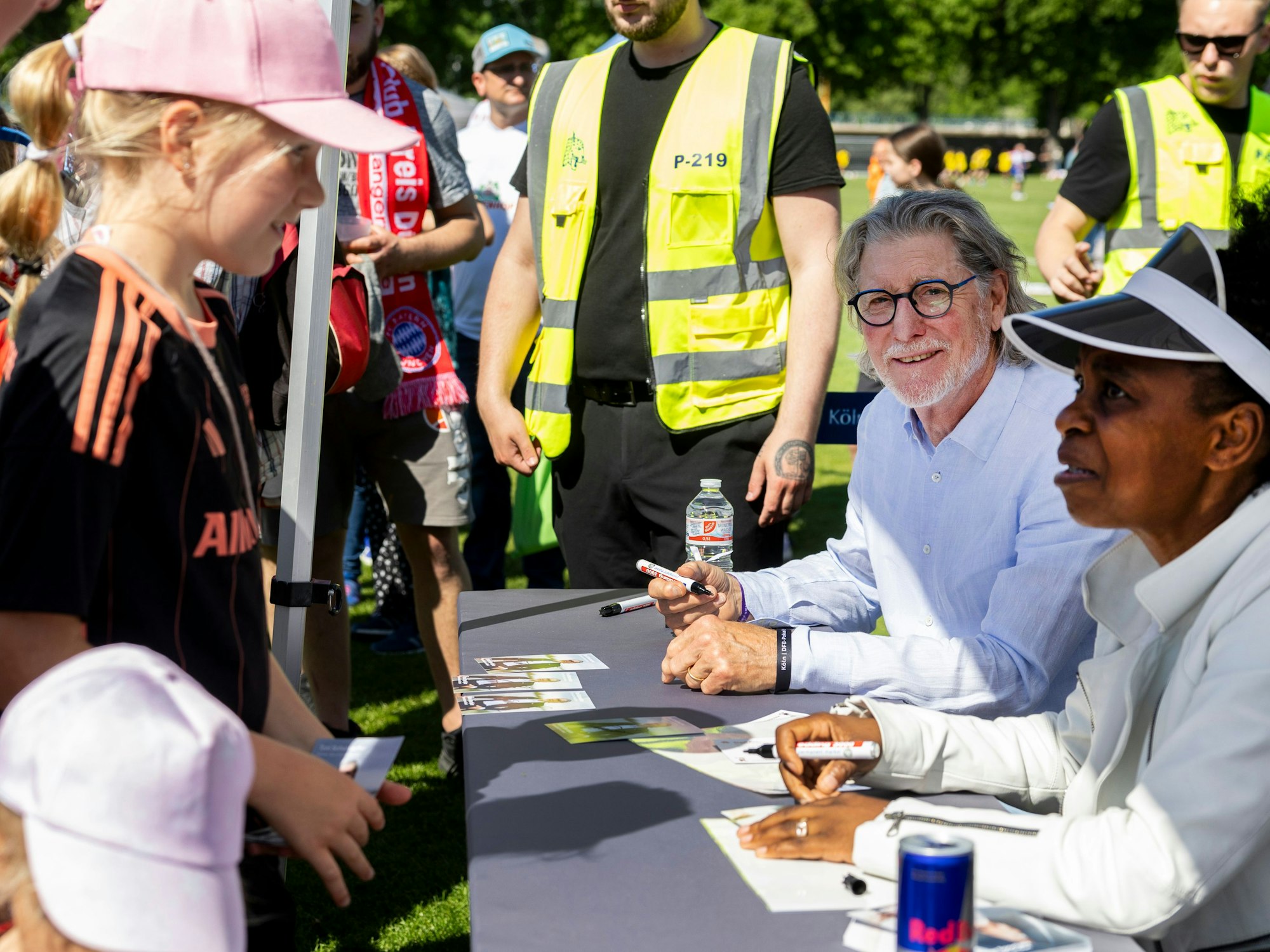 Toni Schumacher und Shary Reeves geben Autogramme.