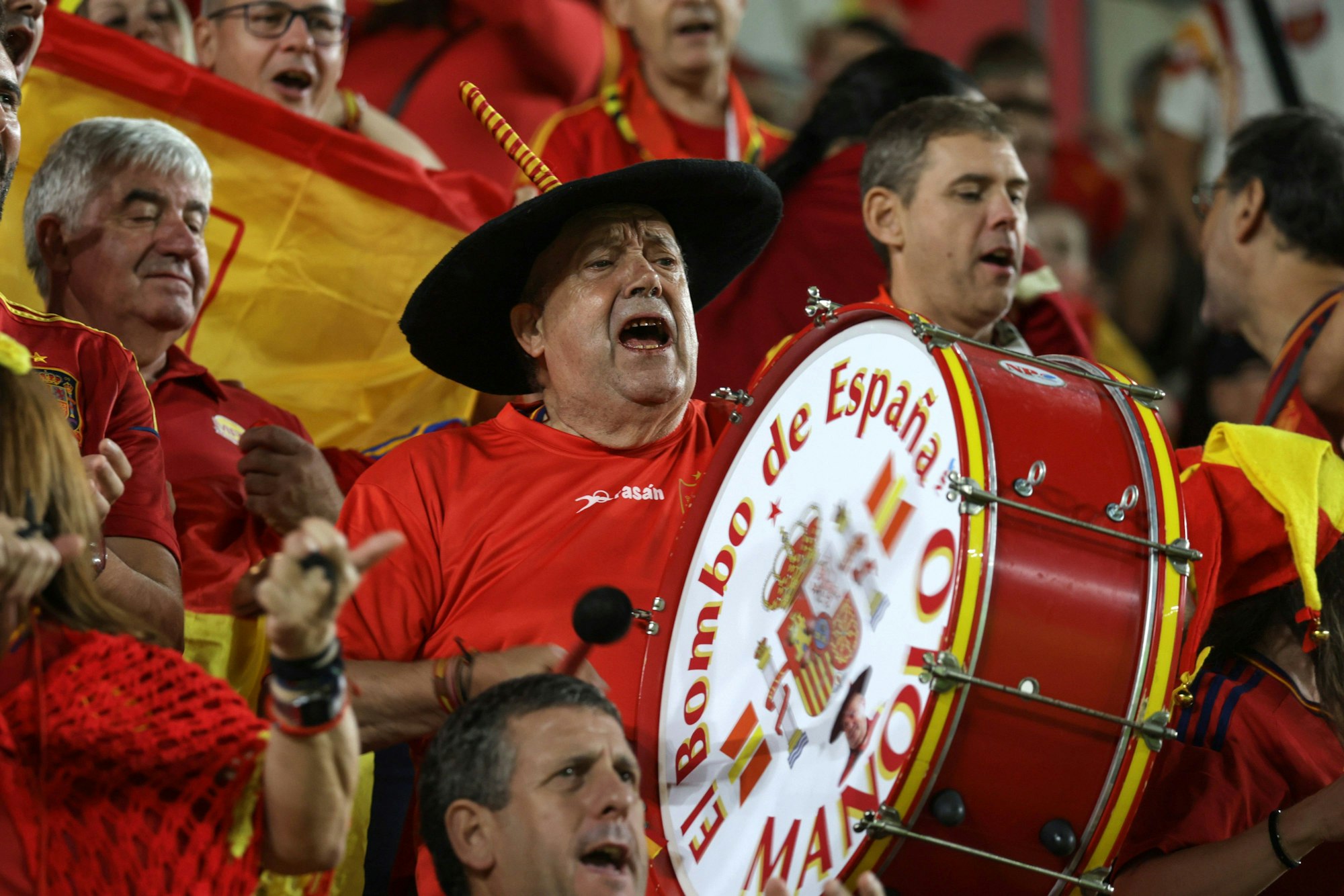 Manolo steht mit seiner großen Trommel im Block.
