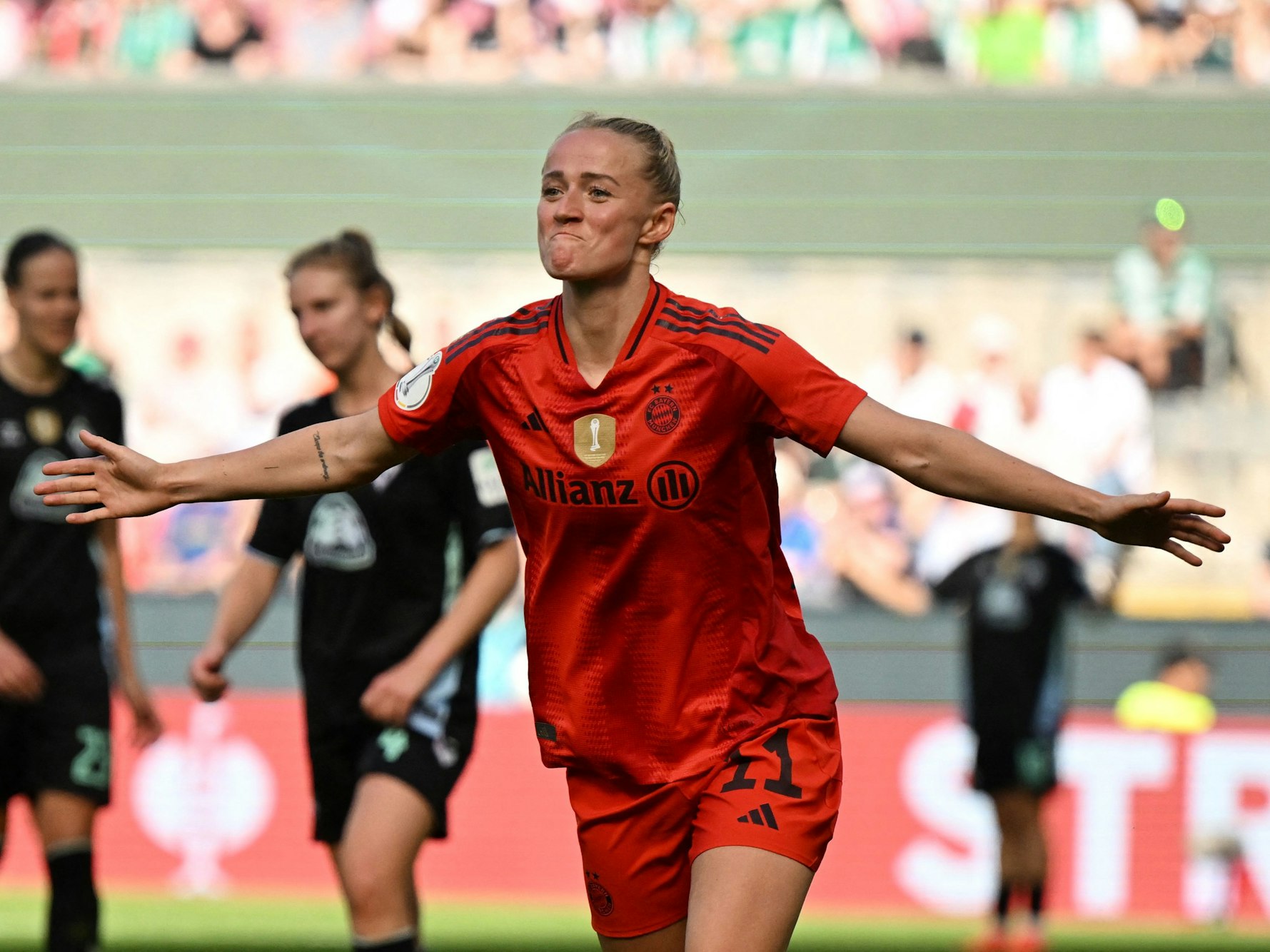 Lea Schüller feiert eins ihrer Tore.