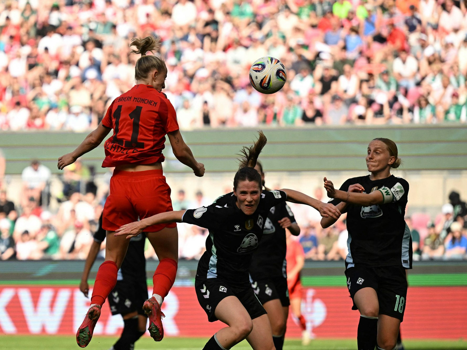 Lea Schüller köpft ein Tor gegen Bremen.
