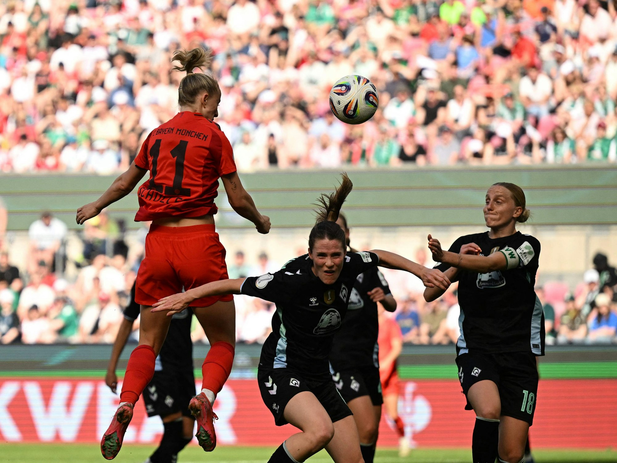Lea Schüller köpft ein Tor gegen Bremen.