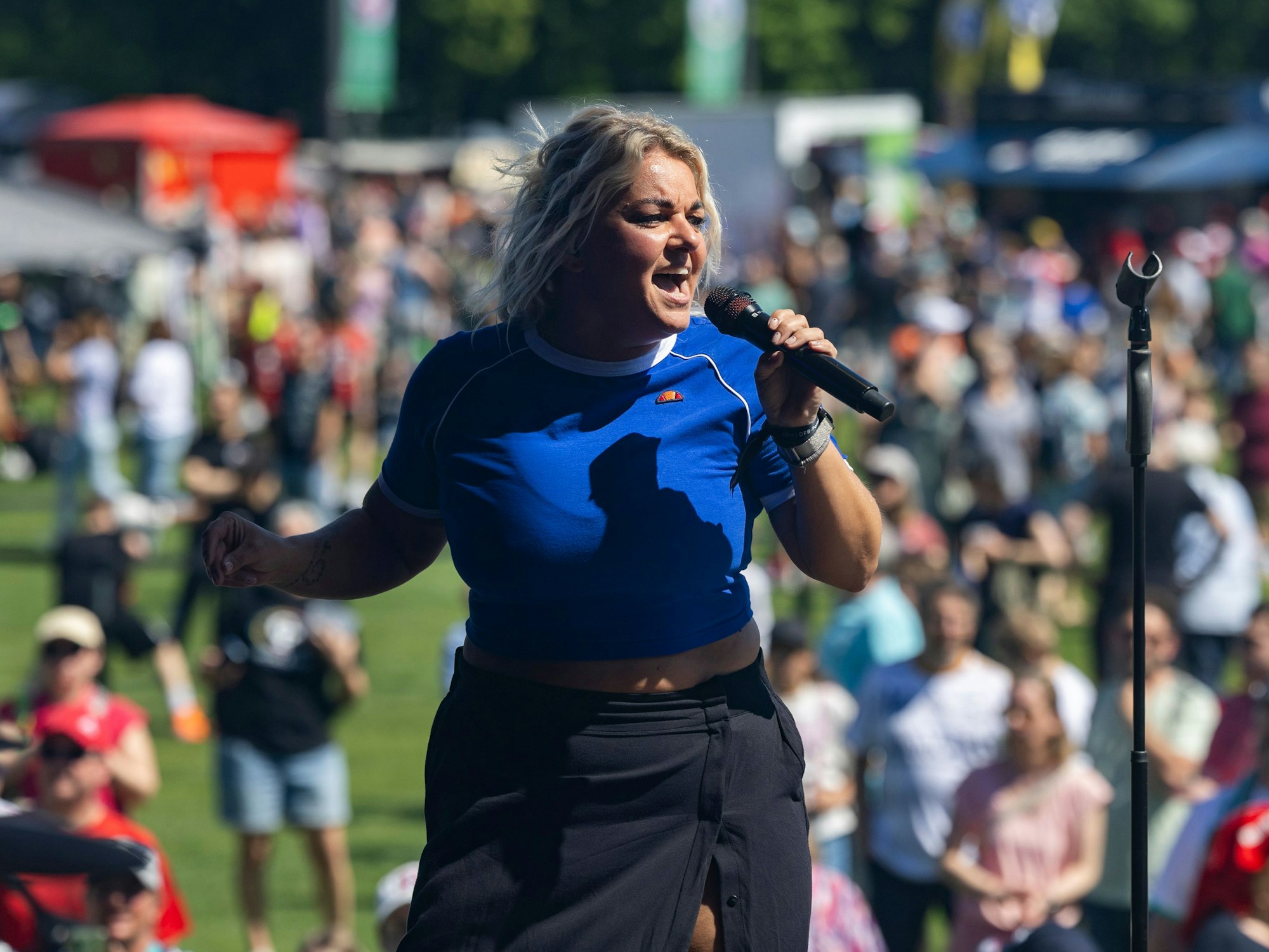 Kempes Feinest beim Auftritt vor dem Stadion.
