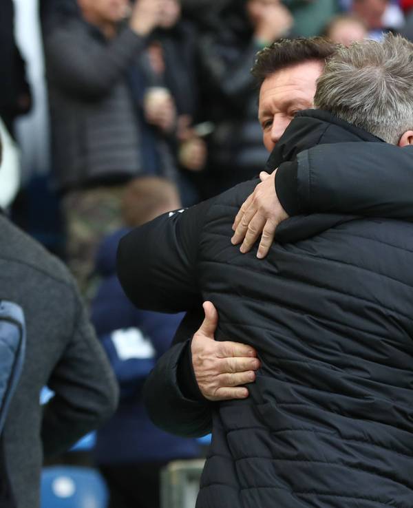 Christian Titz und Lukas Kwasniok umarmen sich vor einem Spiel zwischen Magdeburg und Paderborn in der 2. Bundesliga.