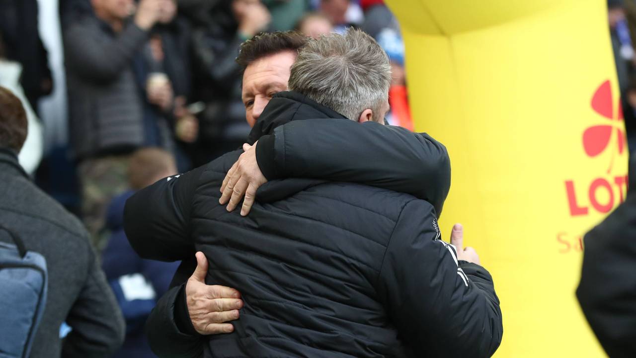 Christian Titz und Lukas Kwasniok umarmen sich vor einem Spiel zwischen Magdeburg und Paderborn in der 2. Bundesliga.
