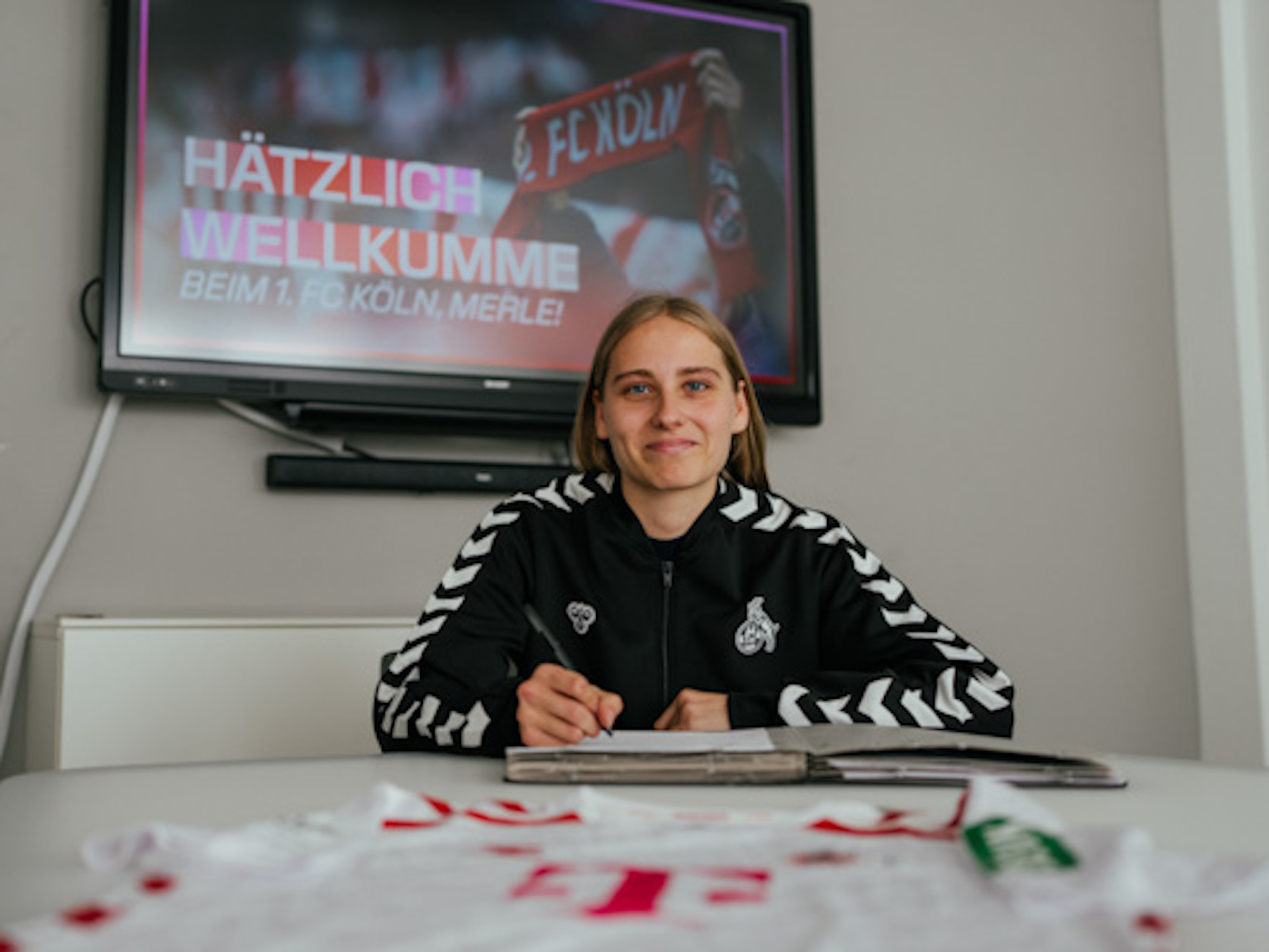 Merle Hokamp bei ihrer Vertragsunterschrift.