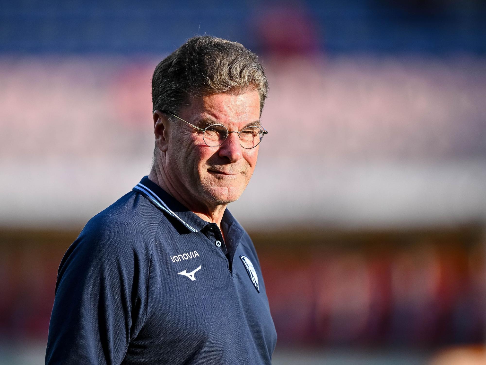 Bochums Trainer Dieter Hecking steht vor dem Spiel im Stadion.