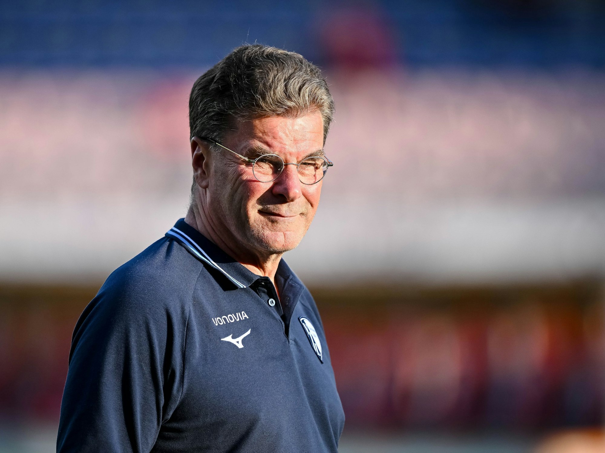 Bochums Trainer Dieter Hecking steht vor dem Spiel im Stadion.
