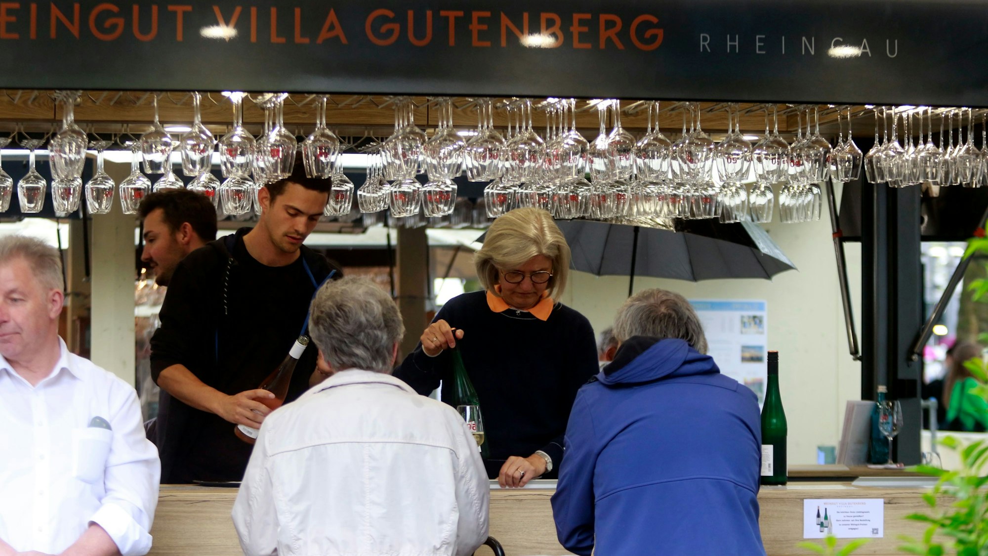 Die Kölner Weinwoche auf dem Neumarkt.