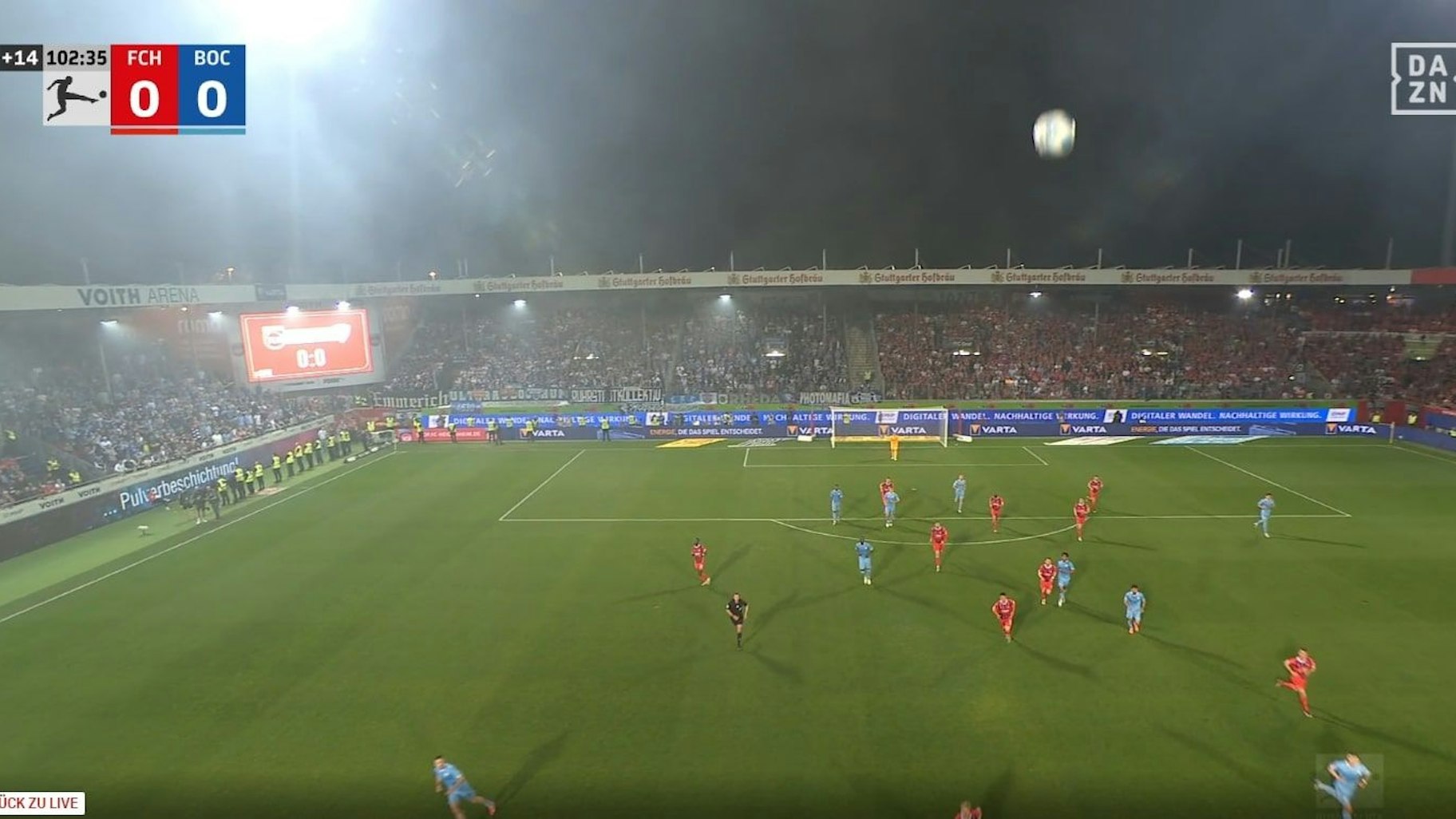 Ein Klärungsversuch des 1. FC Heidenheim fliegt gegen eine TV-Kamera