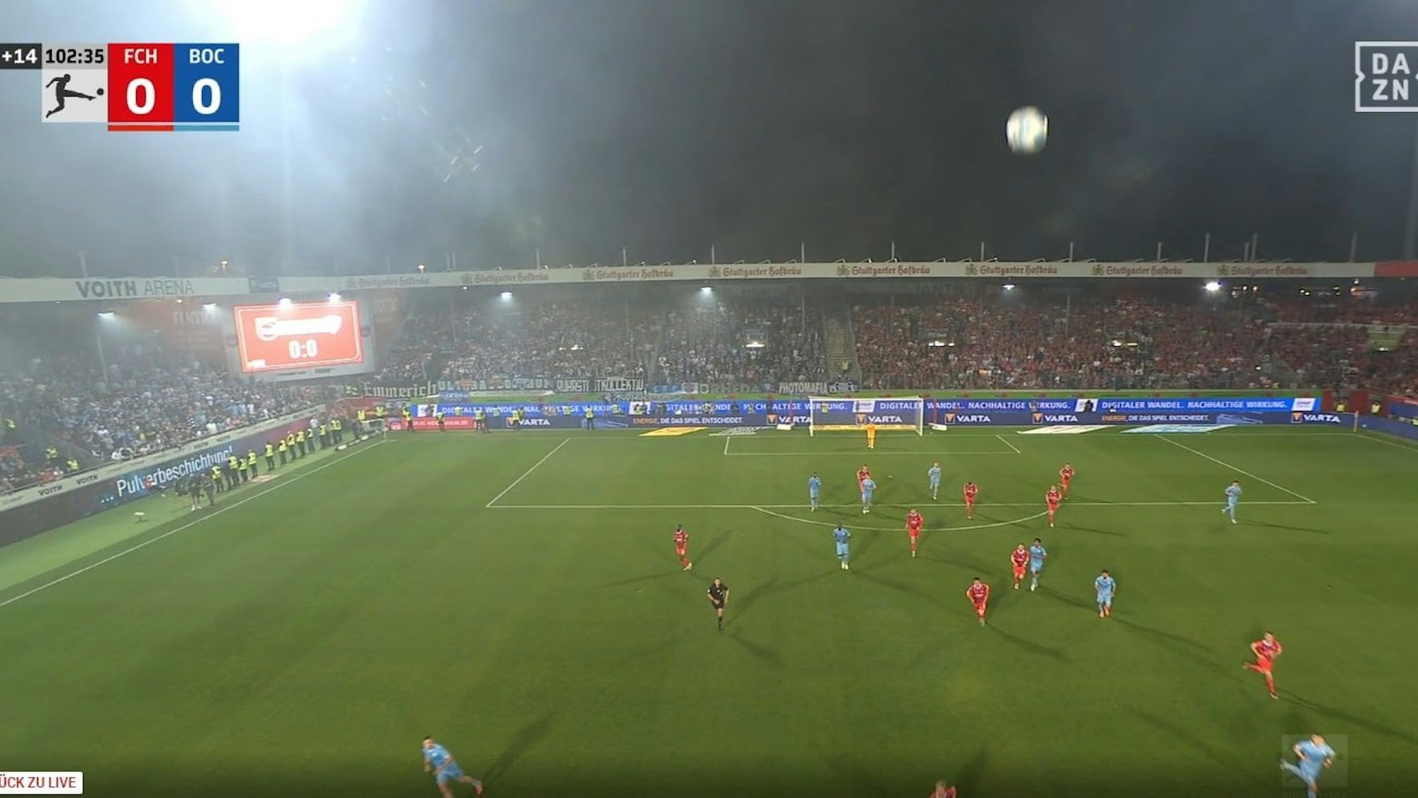 Ein Klärungsversuch des 1. FC Heidenheim fliegt gegen eine TV-Kamera