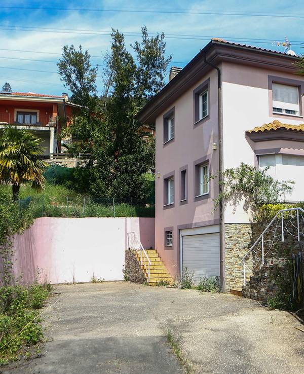 Dieses Bild zeigt das Haus im nordspanischen Oviedo, in dem ein deutsches Paar seine Kinder mehr als drei Jahre lang gefangen hielt.