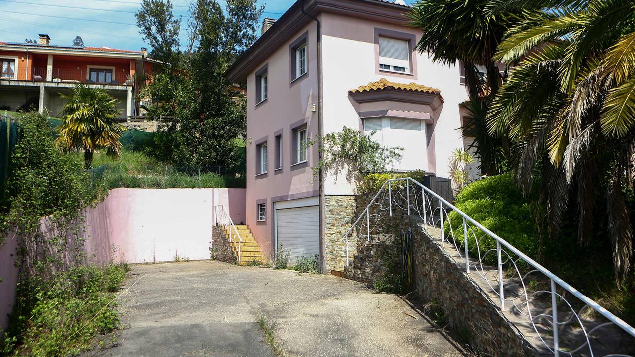 Dieses Bild zeigt das Haus im nordspanischen Oviedo, in dem ein deutsches Paar seine Kinder mehr als drei Jahre lang gefangen hielt.