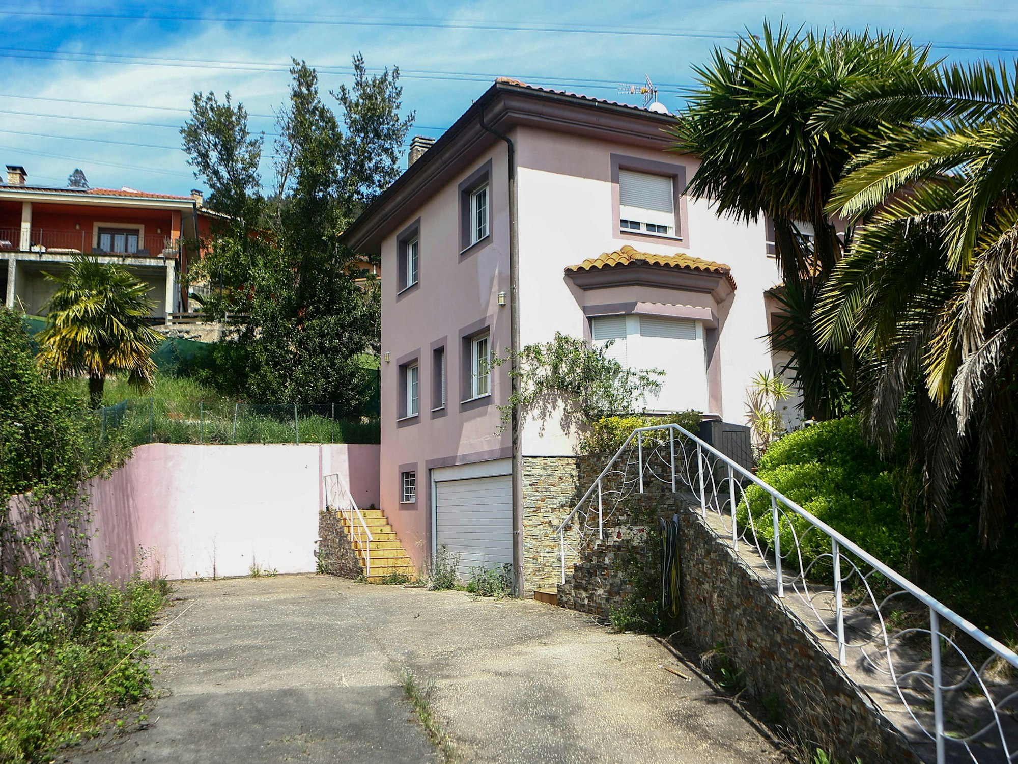Dieses Bild zeigt das Haus im nordspanischen Oviedo, in dem ein deutsches Paar seine Kinder mehr als drei Jahre lang gefangen hielt.