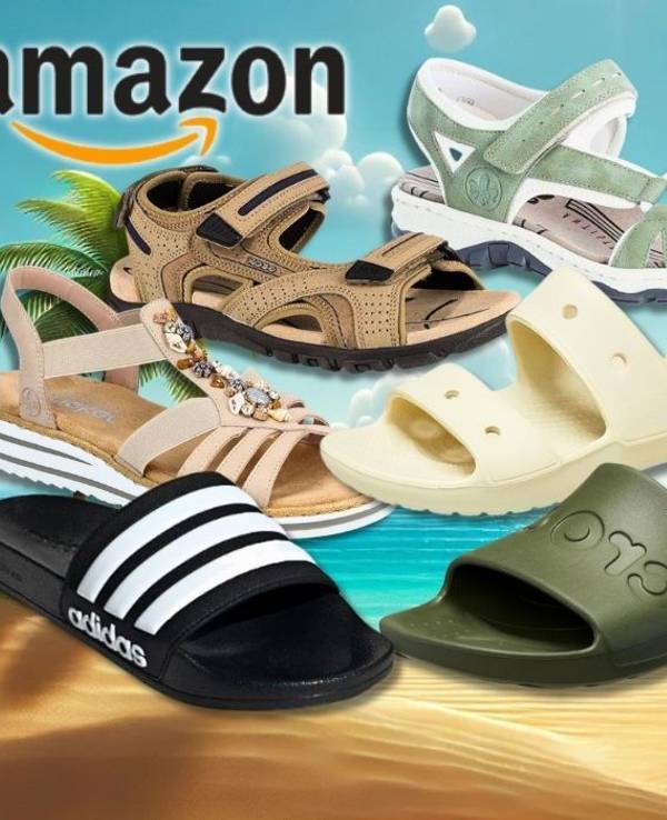 Eine bunte Auswahl an Damen- und Herren-Sandalen sowie Slides verschiedener Marken wie adidas, Crocs und Rieker, vor tropischer Strandkulisse.
