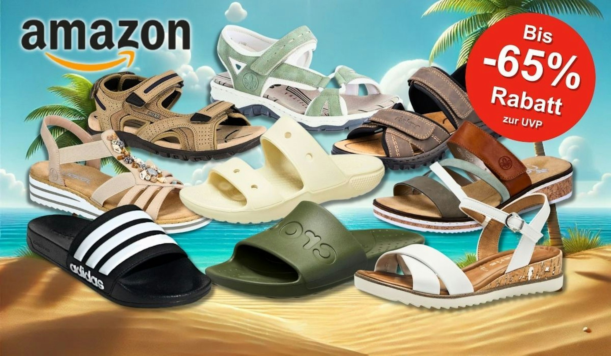 Eine bunte Auswahl an Damen- und Herren-Sandalen sowie Slides verschiedener Marken wie adidas, Crocs und Rieker, vor tropischer Strandkulisse.