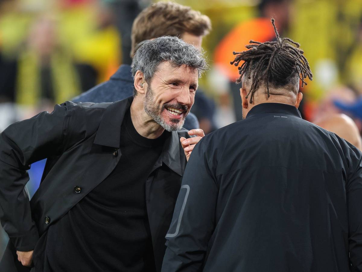 Mark van Bommel spricht als TV-Experte in der Champions League mit Patrick Owomoyela