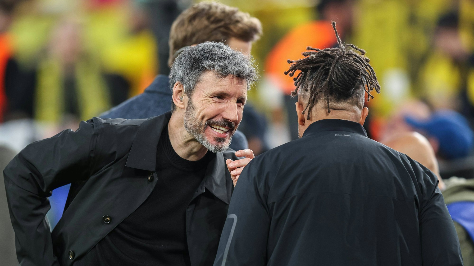 Mark van Bommel spricht als TV-Experte in der Champions League mit Patrick Owomoyela