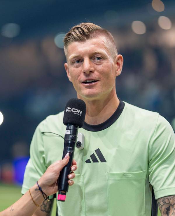 Toni Kroos im Interview mit Moderatorin Jana Wosnitza.