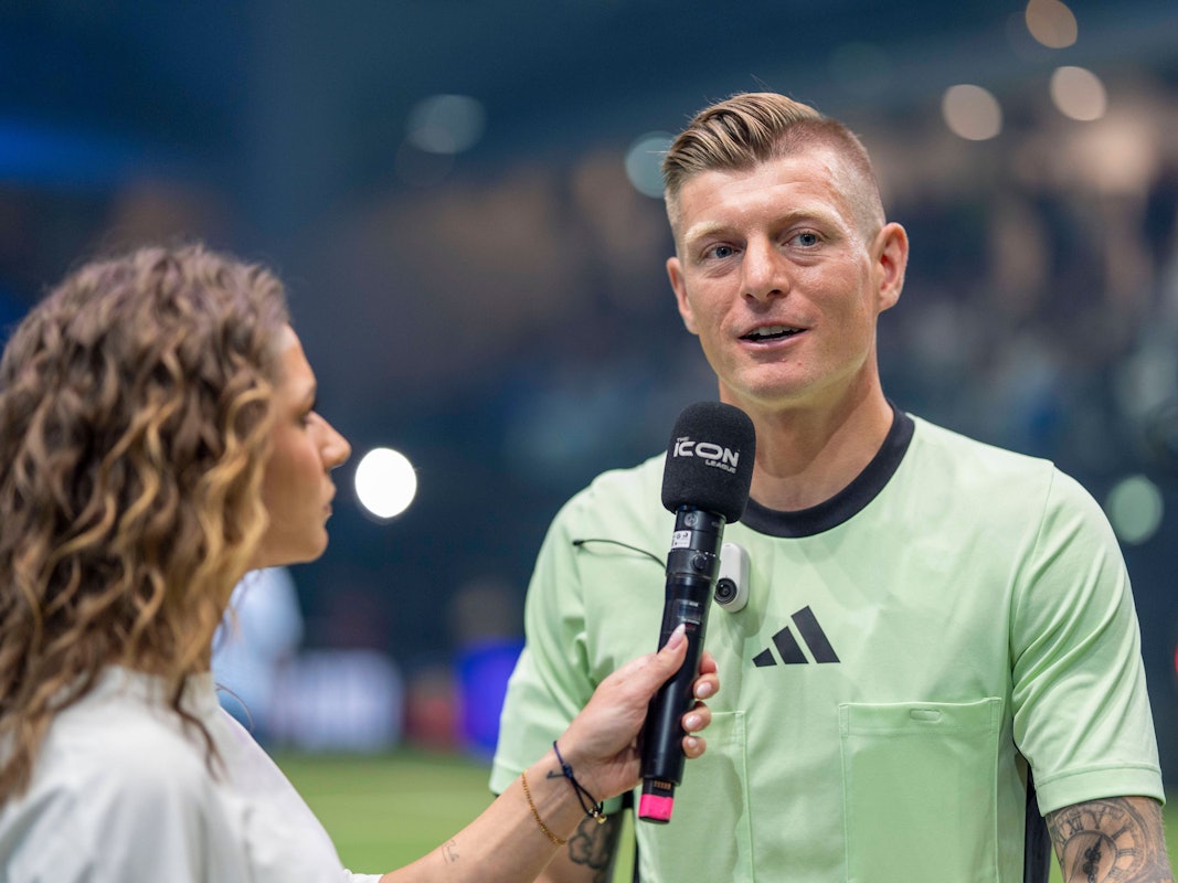 Toni Kroos im Interview mit Moderatorin Jana Wosnitza.
