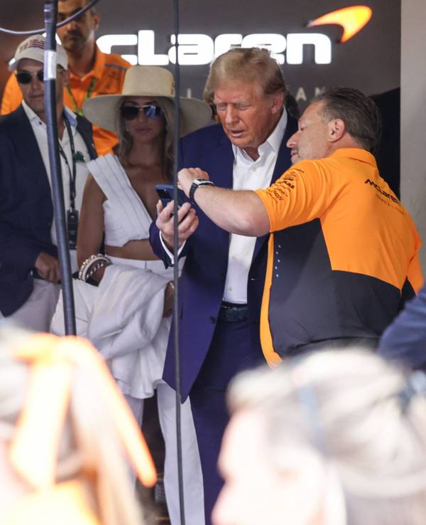 Donald Trump lässt sich in der Box von McLaren etwas erklären.