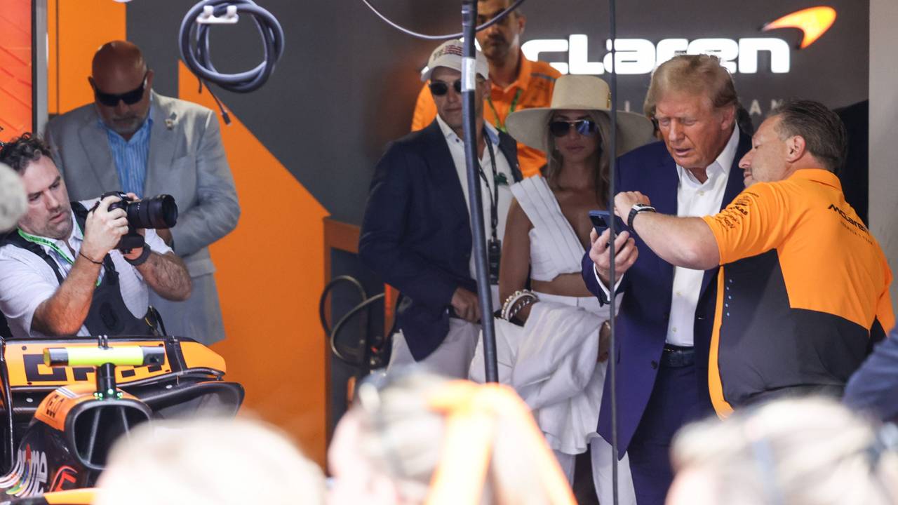 Donald Trump lässt sich in der Box von McLaren etwas erklären.