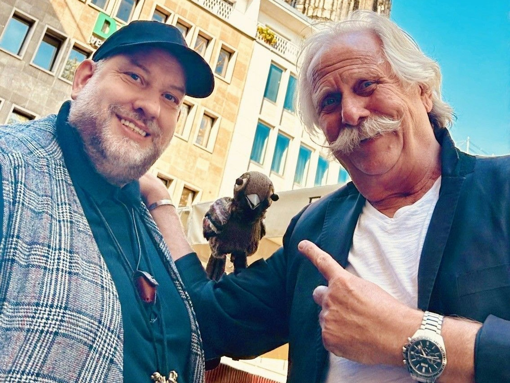 Gerd J. Pohl und Henning Krautmacher mit dem Spatzen vom Wallrafplatz.