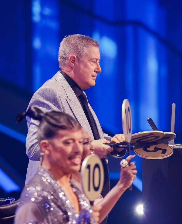 Joachim Llambi macht sich für eine Bewertung bei „Let’s Dance“ bereit.