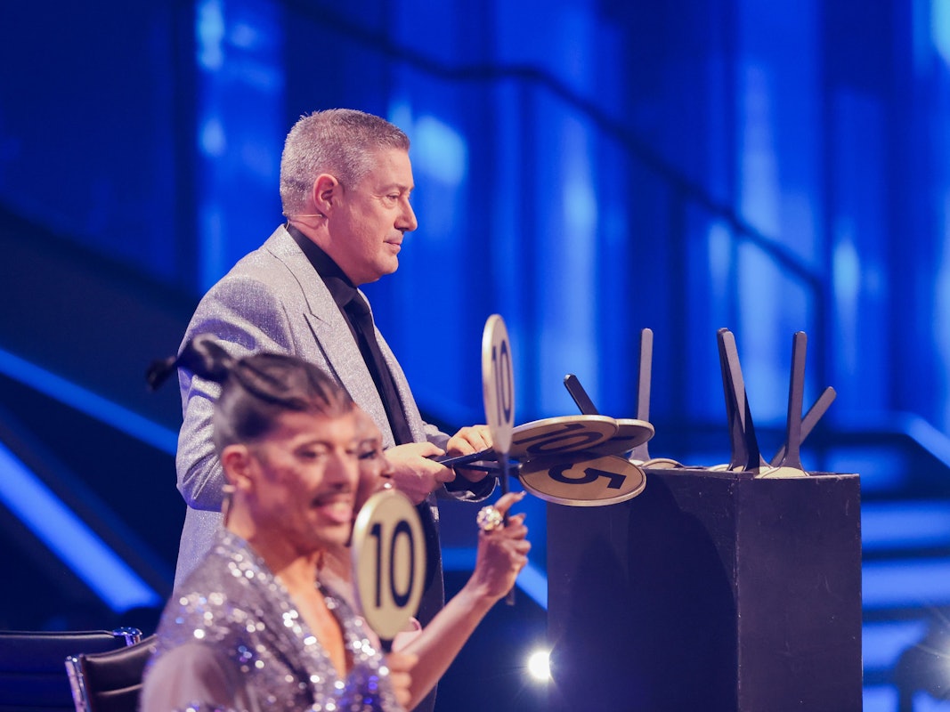Joachim Llambi macht sich für eine Bewertung bei „Let’s Dance“ bereit.
