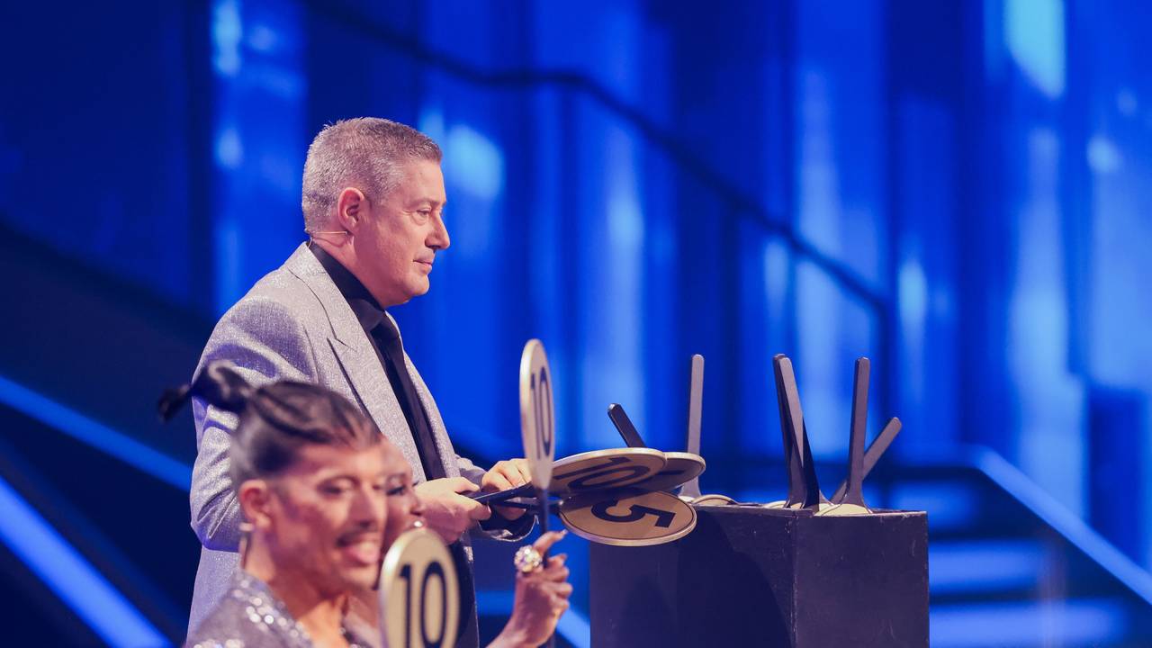 Joachim Llambi macht sich für eine Bewertung bei „Let’s Dance“ bereit.