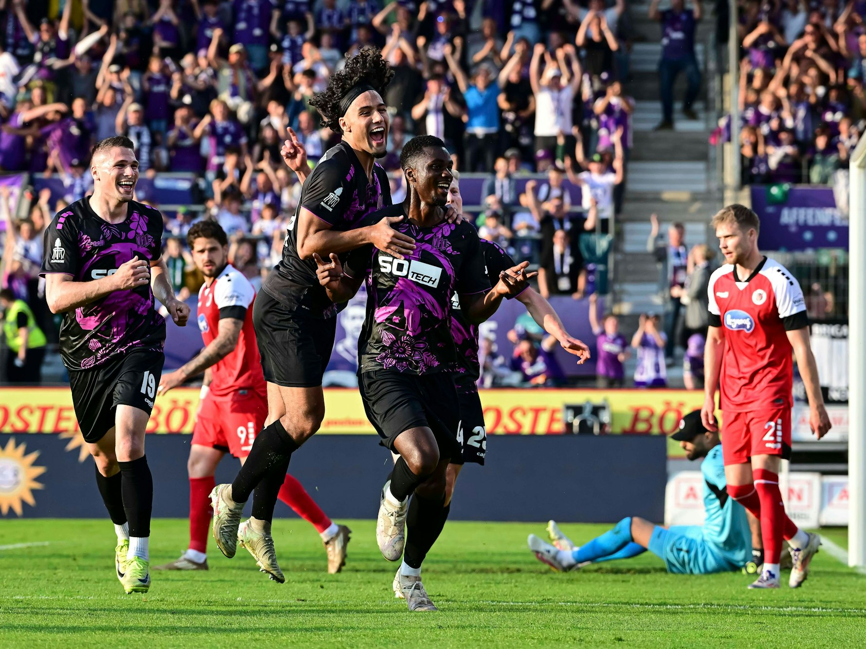 Maxwell Gyamfi (M.) jubelt nach seinem Treffer