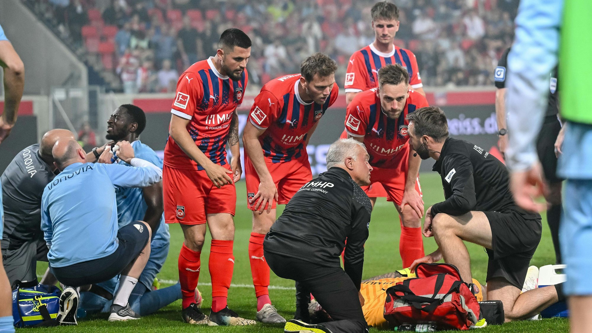 Heidenheims Torwart Kevin Müller wird behandelt