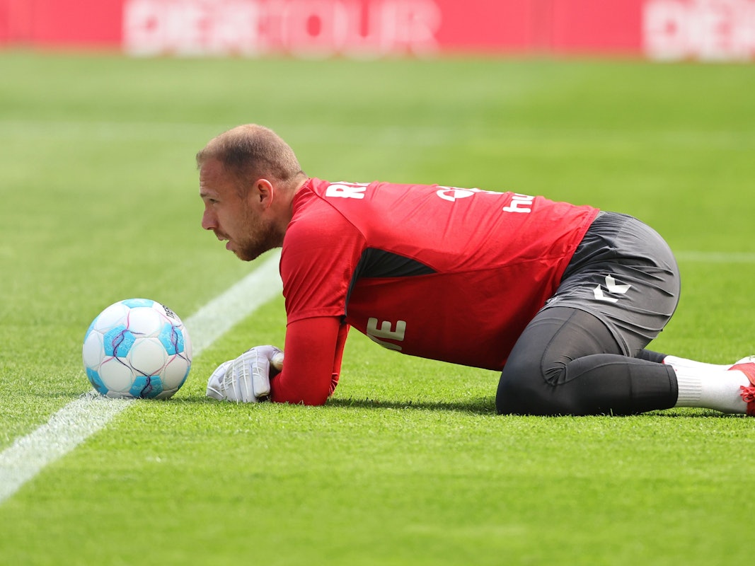 Marvin Schwäbe (1. FC Köln) auf dem Rasen in Köln.