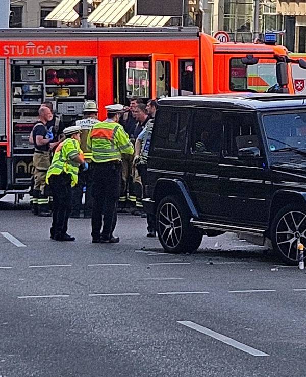 In der Stuttgarter Innenstadt ist nach Polizeiangaben ein Auto in eine Personengruppe gefahren.
