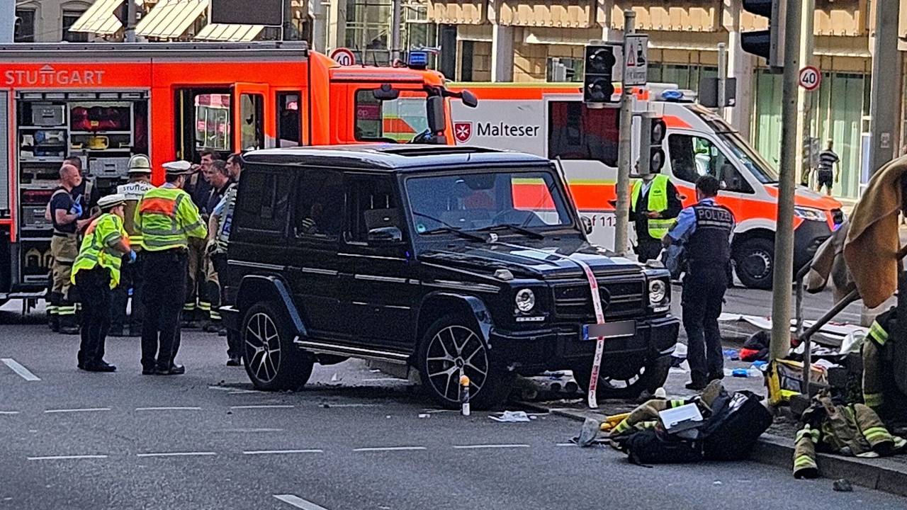 In der Stuttgarter Innenstadt ist nach Polizeiangaben ein Auto in eine Personengruppe gefahren.