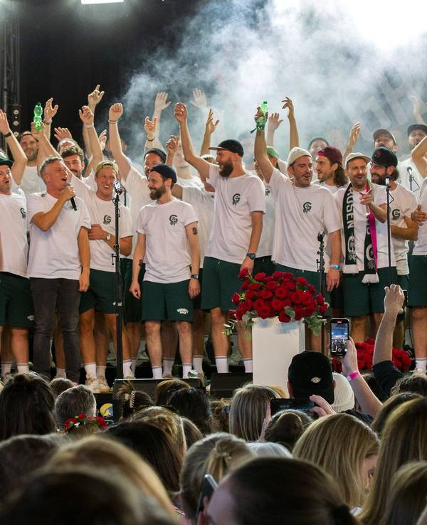 Open-Air-Konzert des Chores „Die Grüngürtelrosen“ im Tanzbrunnen.