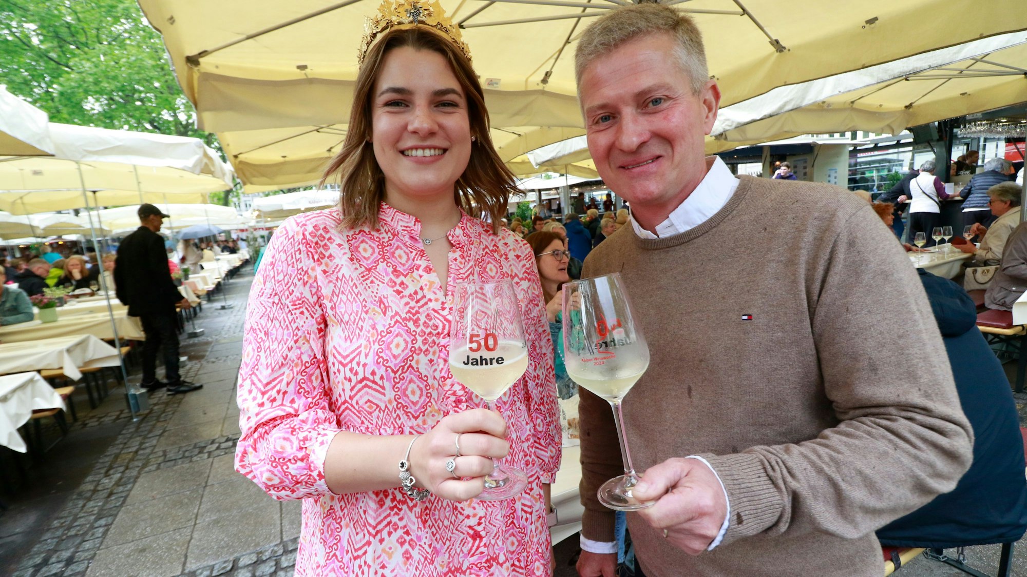 Weinkönigin Annalena Baum aus Mainz und Johannes Ohlig auf dem Neumarkt.