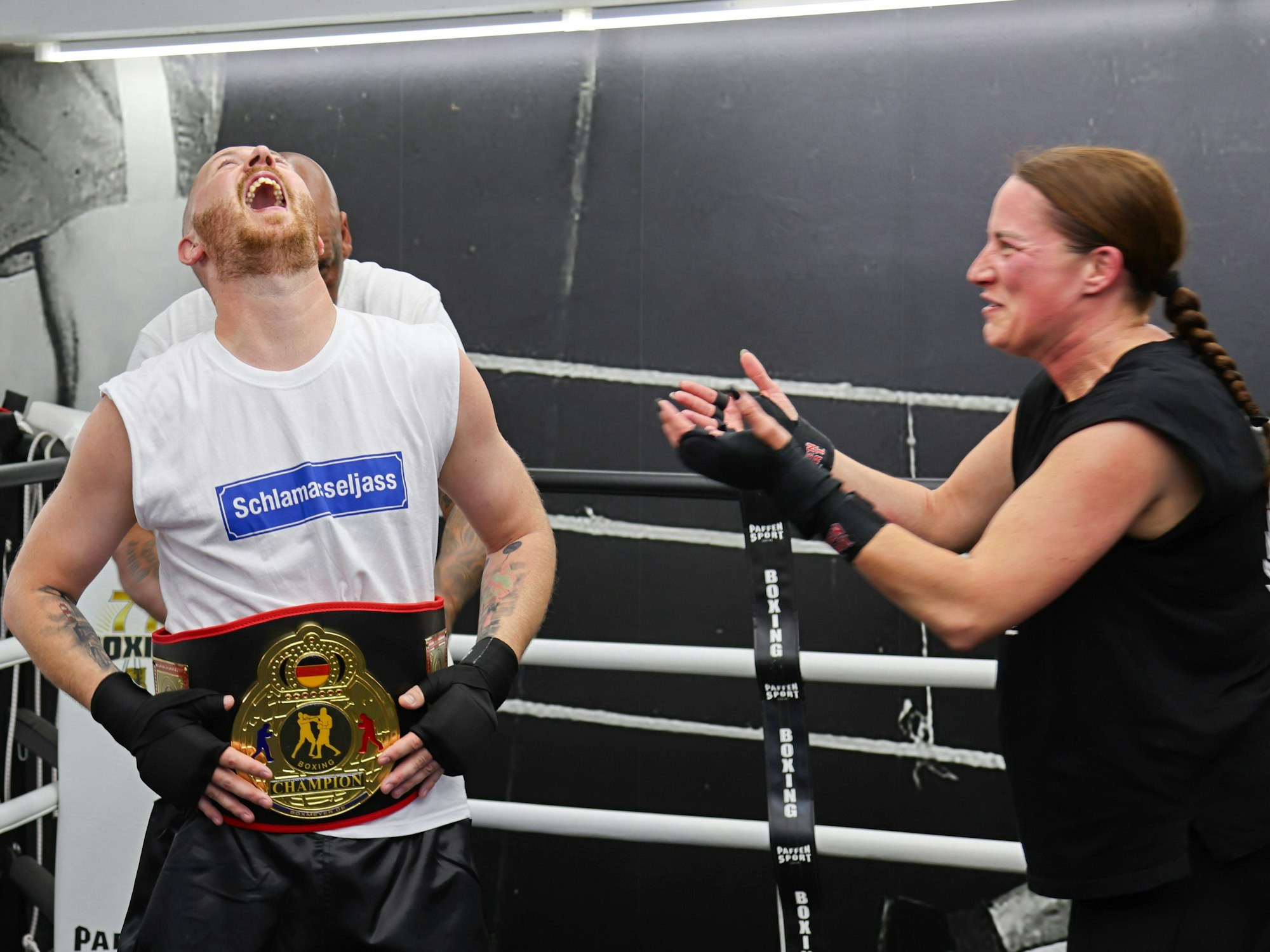 Marco Ages erhält nach dem Sieg den Gürtel.