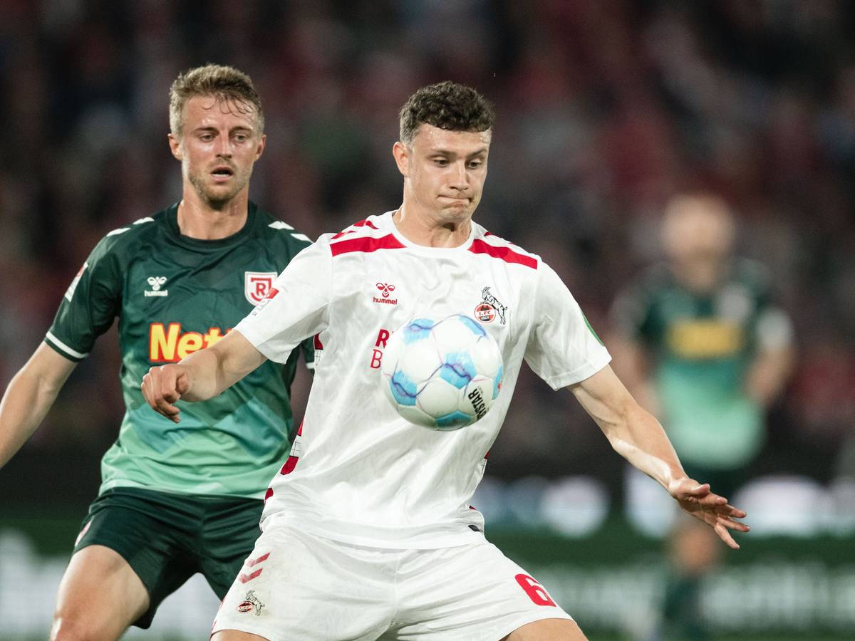 Eric Martel und Regensburgs Sebastian Ernst kämpfen um den Ball.