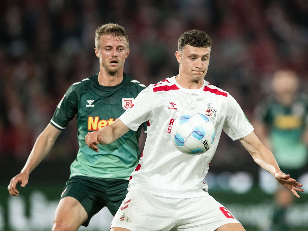 Eric Martel und Regensburgs Sebastian Ernst kämpfen um den Ball.