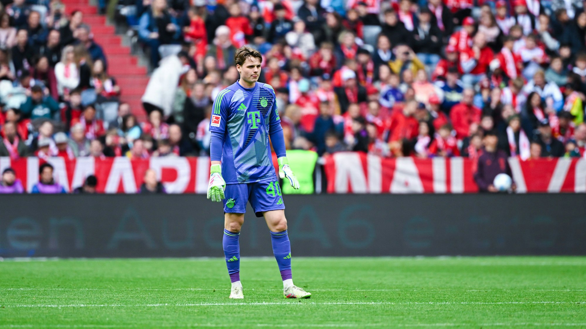 Torwart Jonas Urbig im Trikot des FC Bayern.