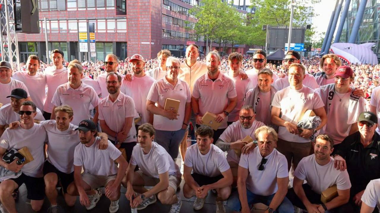 Das Team der Kölner Haie bei der Saisonabschlussfeier an der Lanxess-Arena