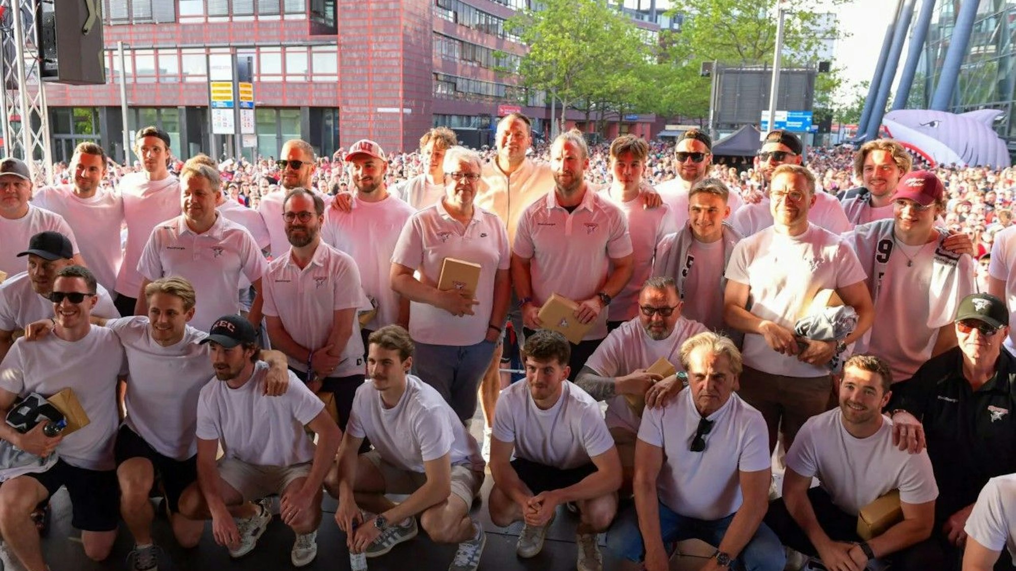 Das Team der Kölner Haie bei der Saisonabschlussfeier an der Lanxess-Arena