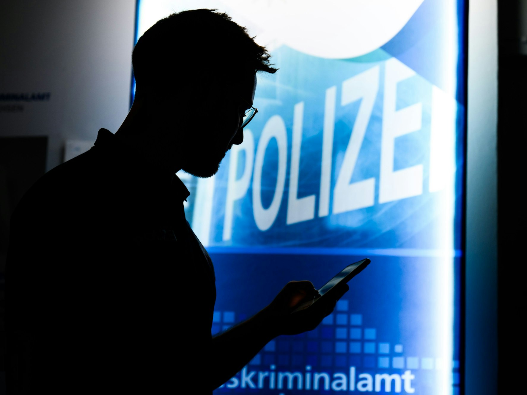 Nach der Einstufung der AfD als gesichert rechtsextremistisch wird auch über mögliche Folgen für AfD-Mitglieder im Staatsdienst debattiert.