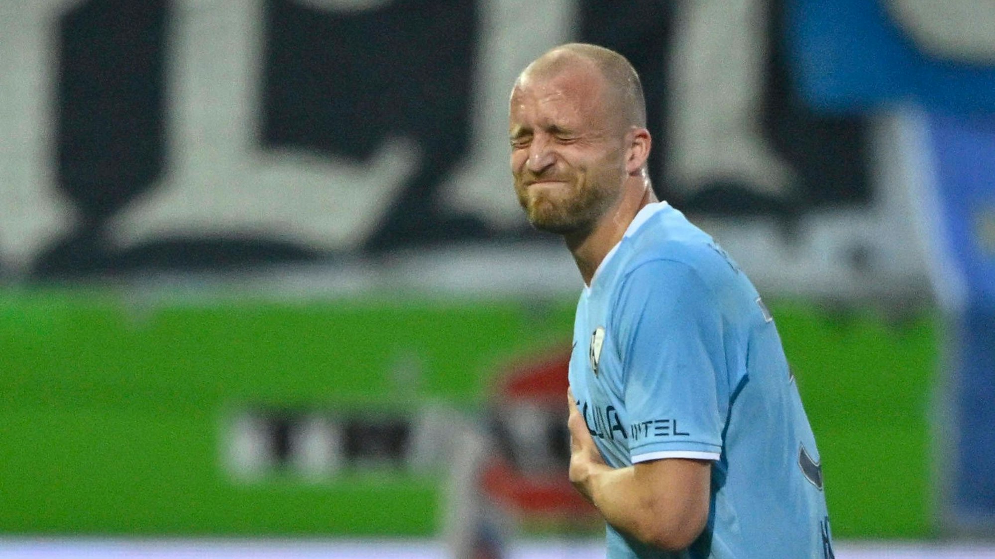 Philipp Hofmann vom VfL Bochum fasst sich mit schmerzverzerrtem Gesicht an die Brust.