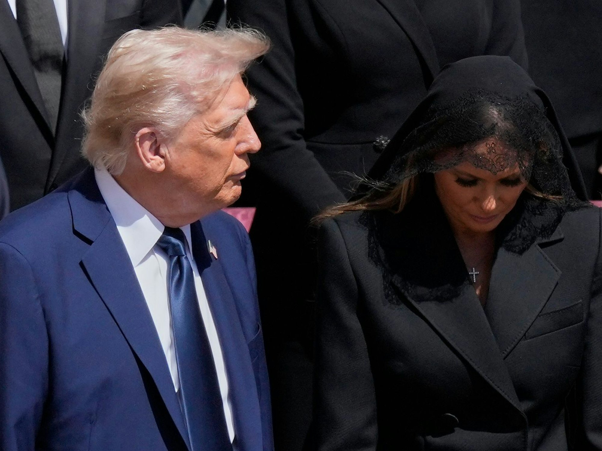 US-Präsident Donald Trump war am 26. April mit seiner Frau Melania Trump bei der Beerdigung von Papst Franziskus auf dem Petersplatz. Nun könnte er sich offenbar vorstellen, selbst Papst zu werden.
