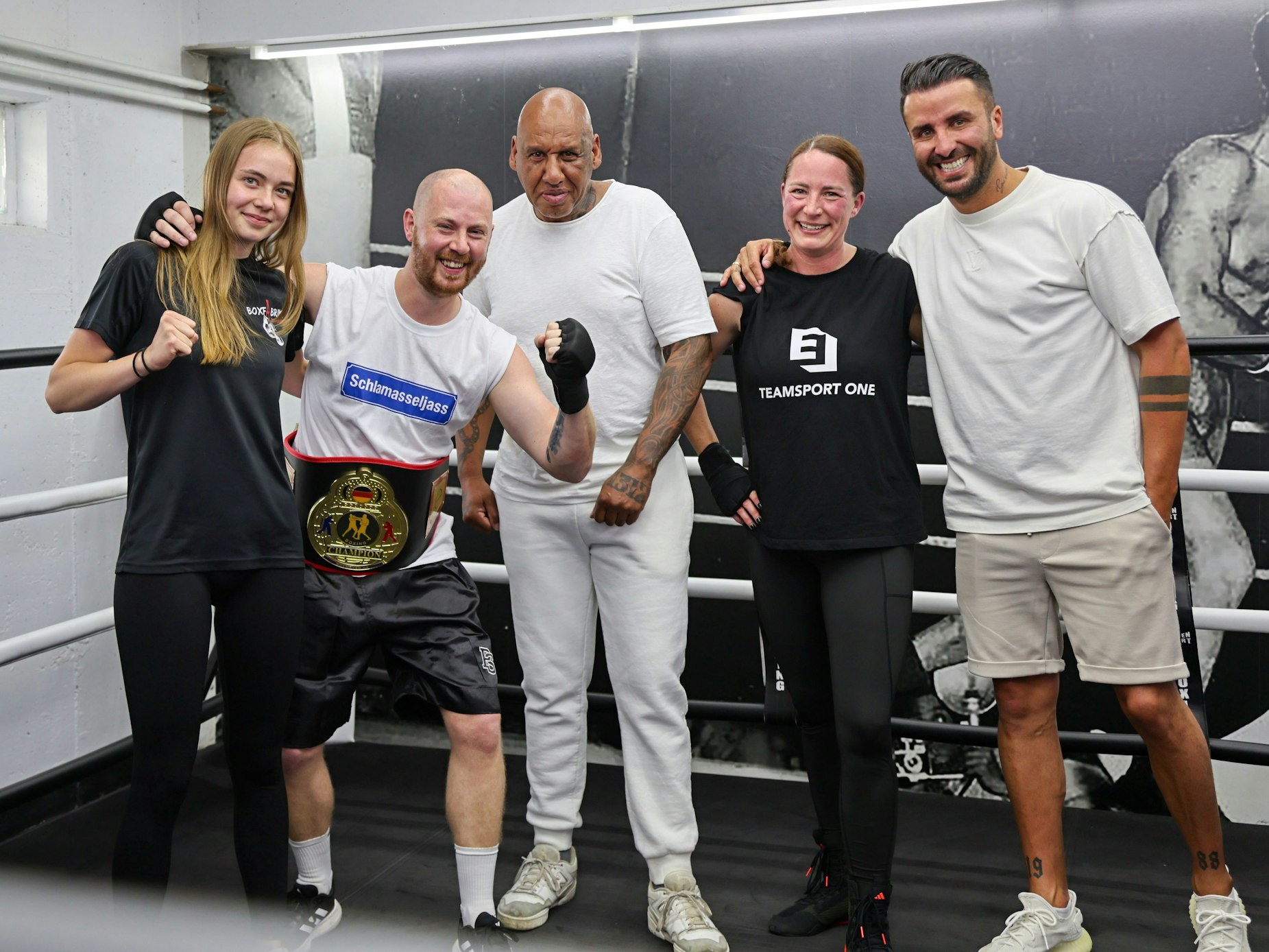 Die Teilnehmenden des jecken Boxkampfes nach der Siegerehrung.