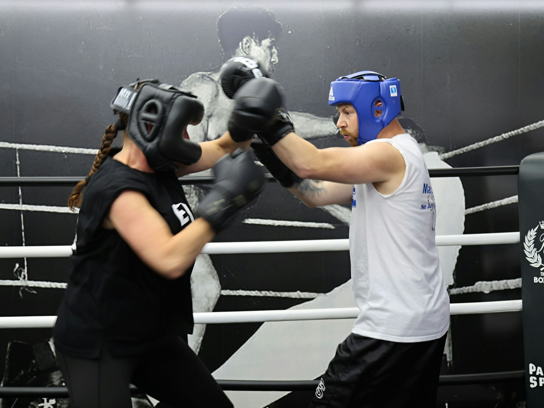 Marco Ages boxt gegen Sabrina Hasenberg.