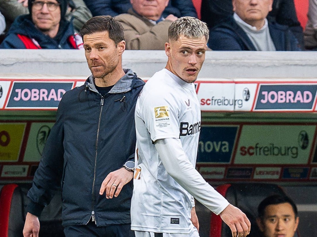 Florian Wirtz geht an Xabi Alonso vorbei.